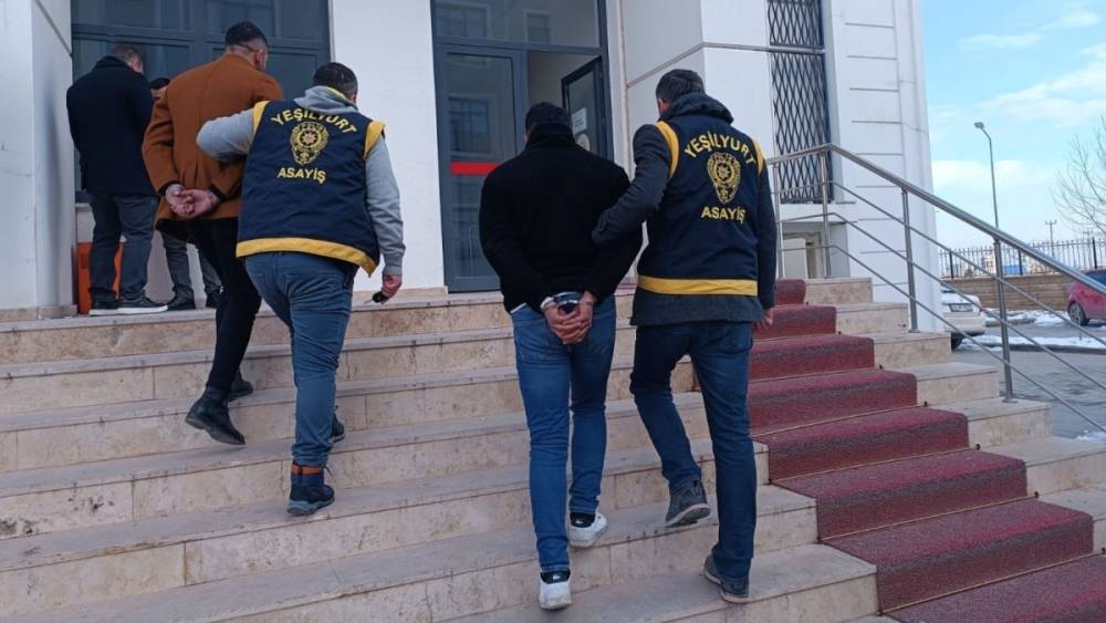 Malatya Yeşilyurt'ta silahlı kavga: 4 ruhsatsız tabanca ele geçirildi 